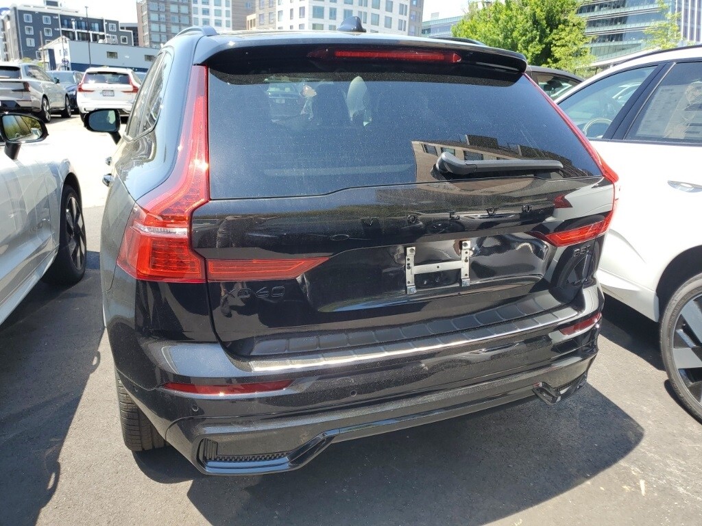 2025 Volvo XC60 B5 Black Edition photo 2