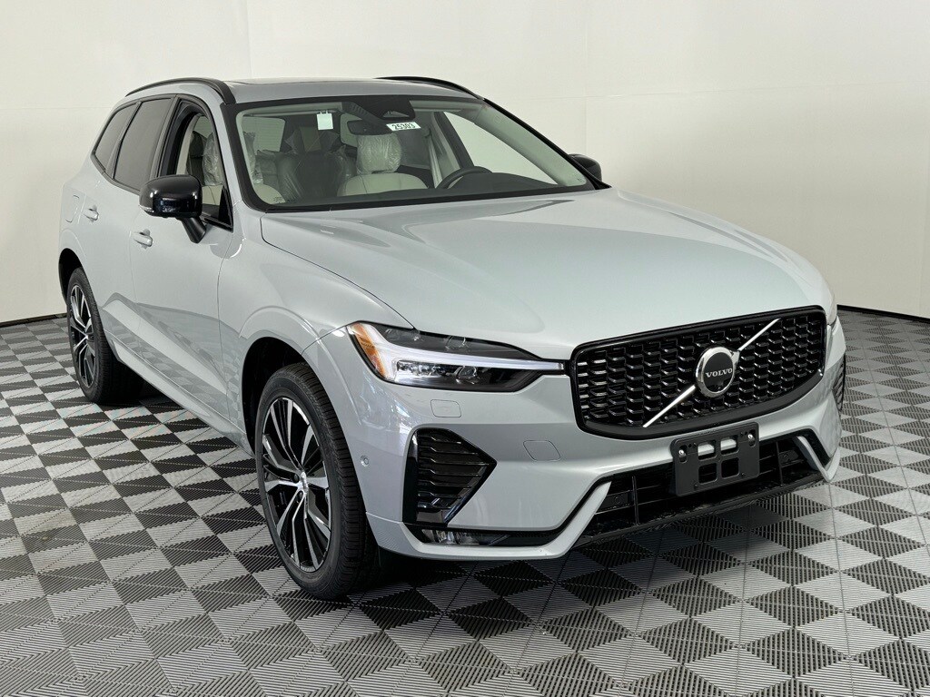 2025 Volvo XC60 B5 Plus photo 2