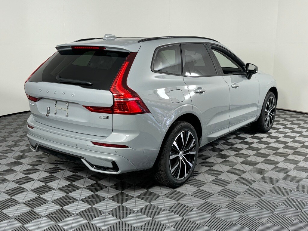 2025 Volvo XC60 B5 Plus photo 4