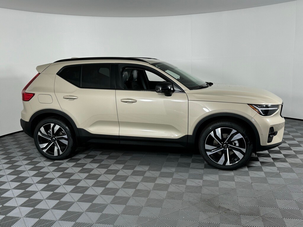 2025 Volvo XC40 Plus photo 3