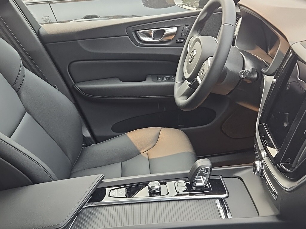 2025 Volvo XC60 B5 Core photo 2