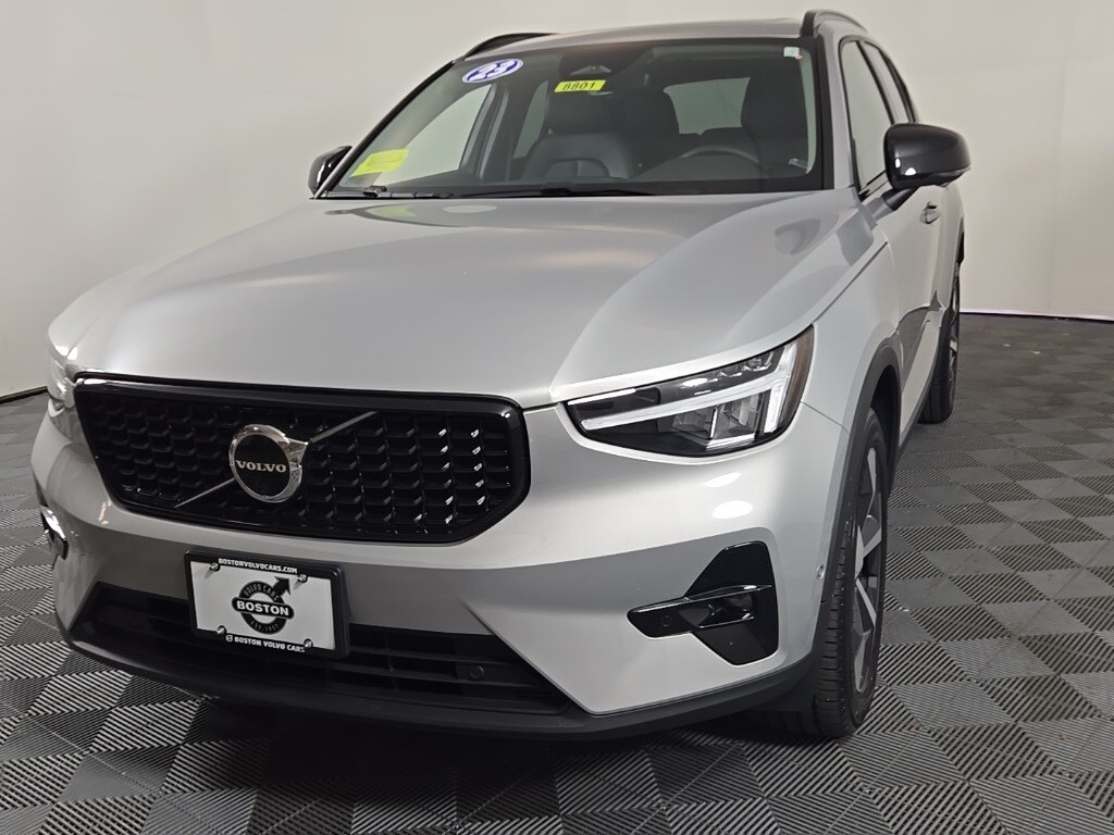 2023 Volvo XC40 Plus photo 3