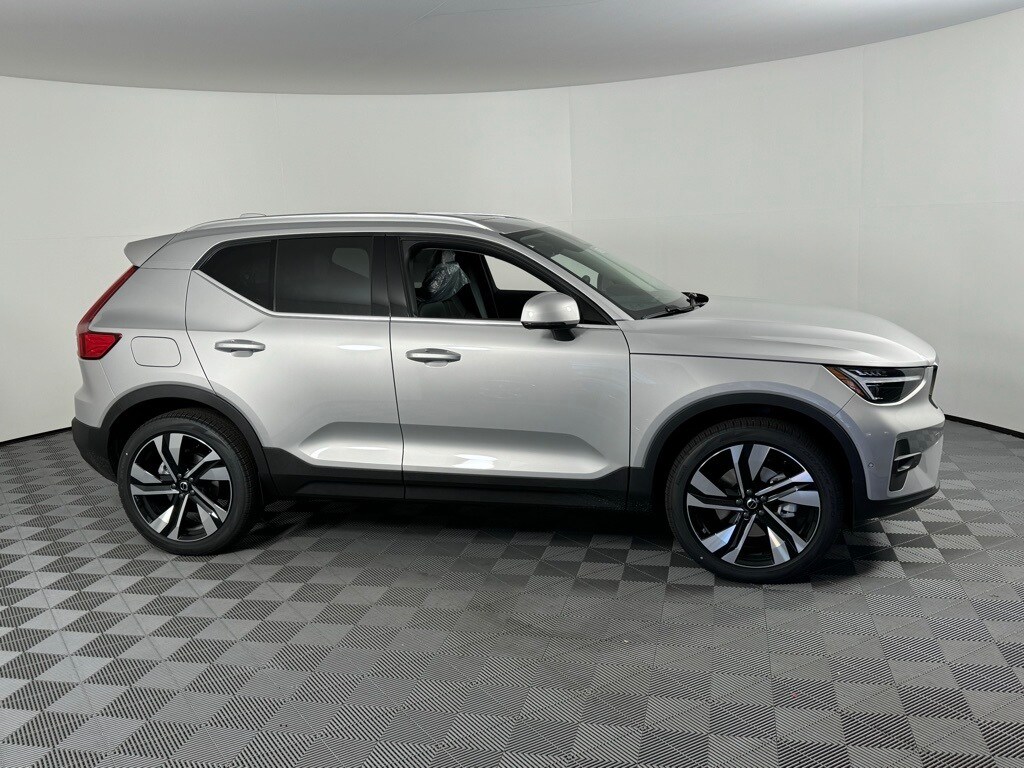 2025 Volvo XC40 Plus photo 4