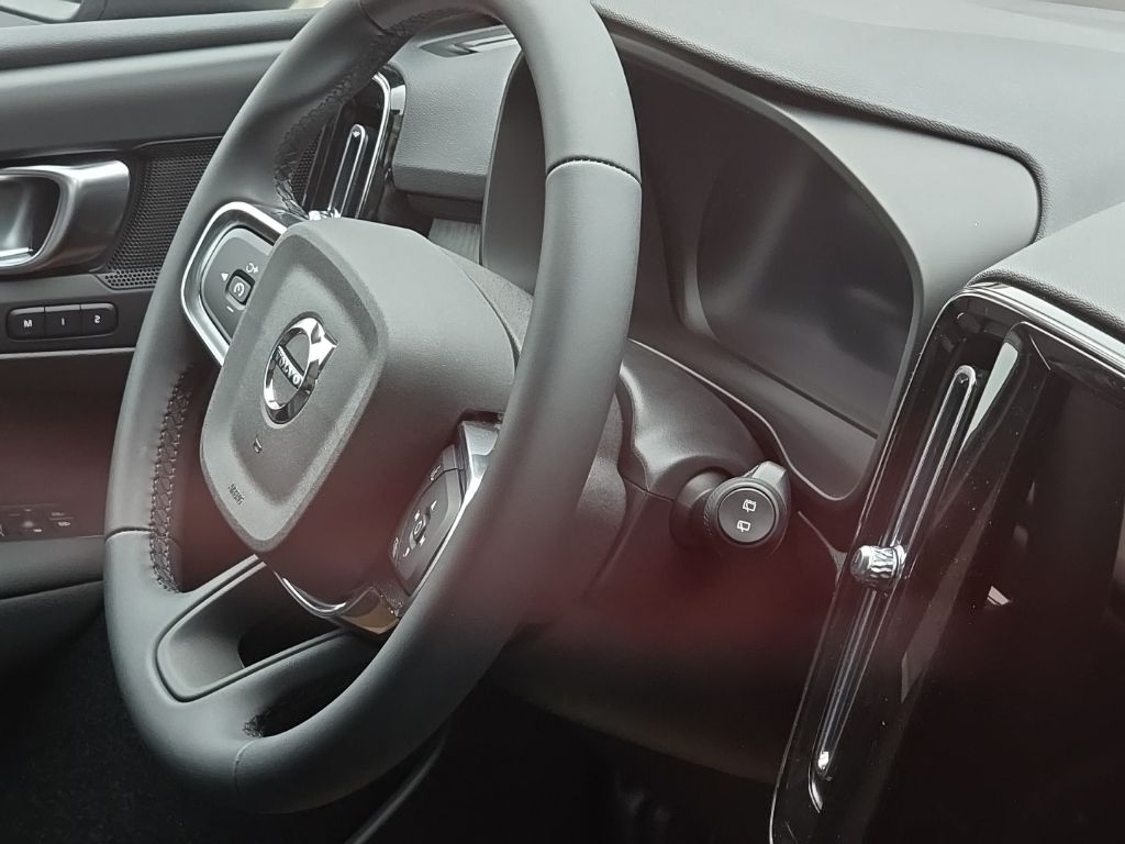 2026 Volvo XC40 Plus - Photo 9
