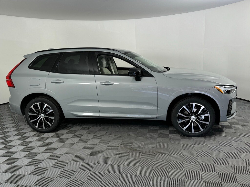 2025 Volvo XC60 B5 Plus photo 3