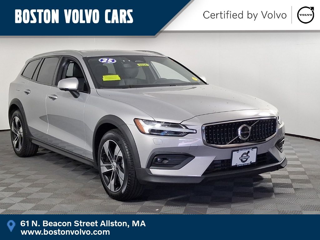 2025 Volvo V60 Cross Country's photo