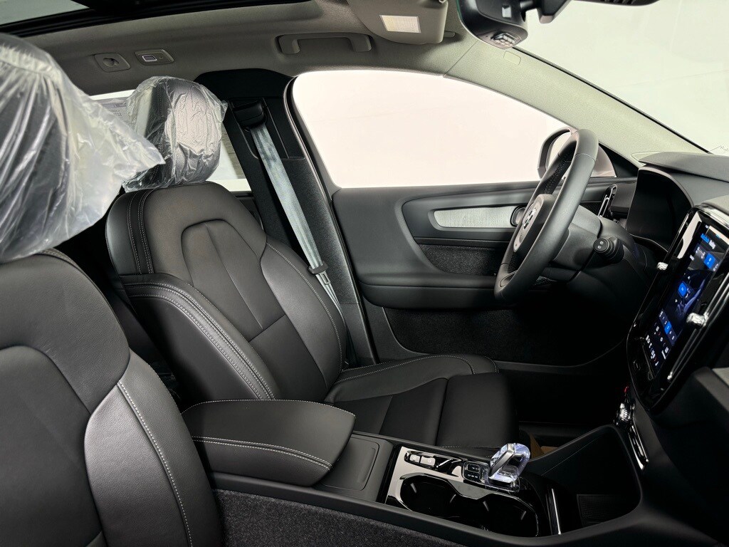 2025 Volvo XC40 Plus photo 2