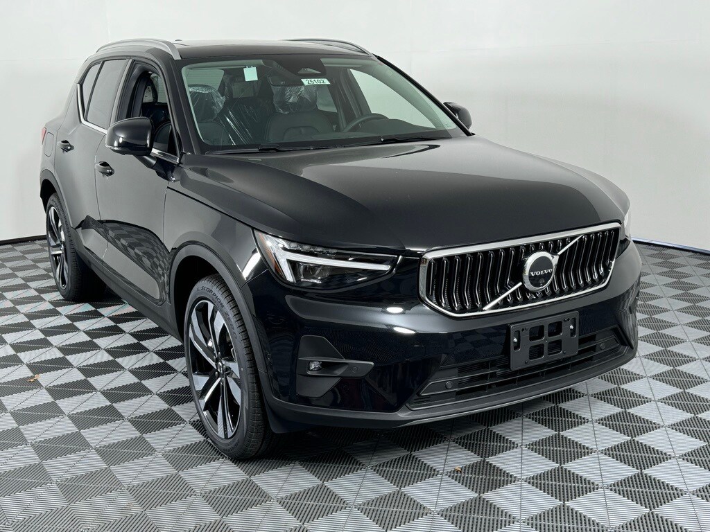 2025 Volvo XC40 Plus photo 2