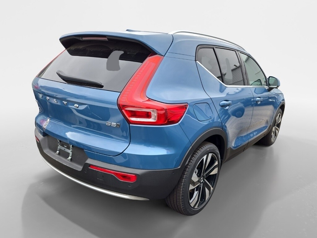 2025 Volvo XC40 photo 3