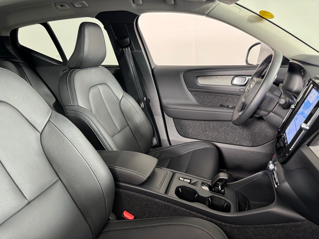 2025 Volvo XC40 Core photo 2