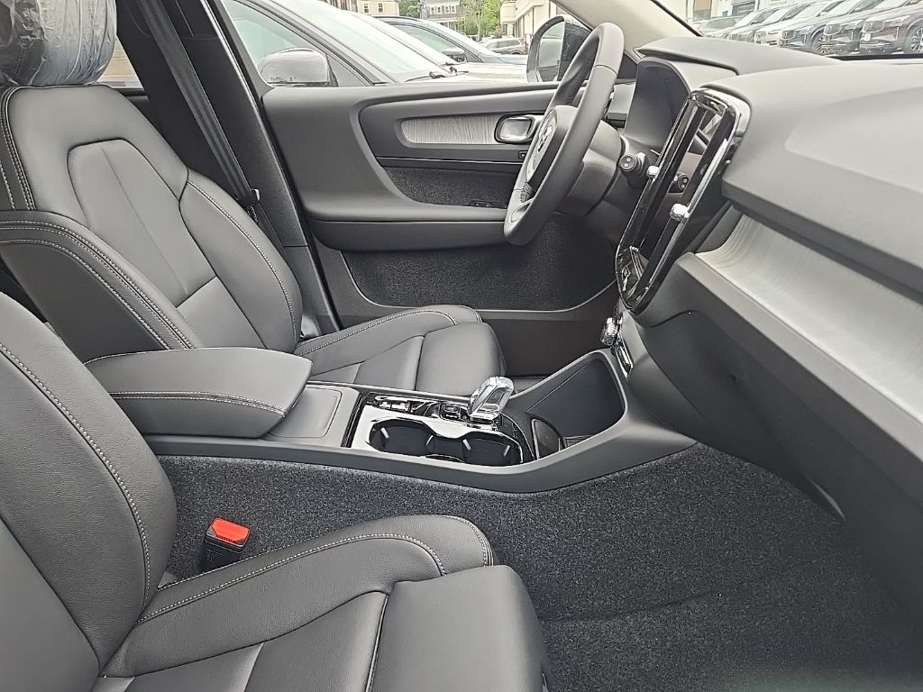 2026 Volvo XC40 Plus - Photo 7