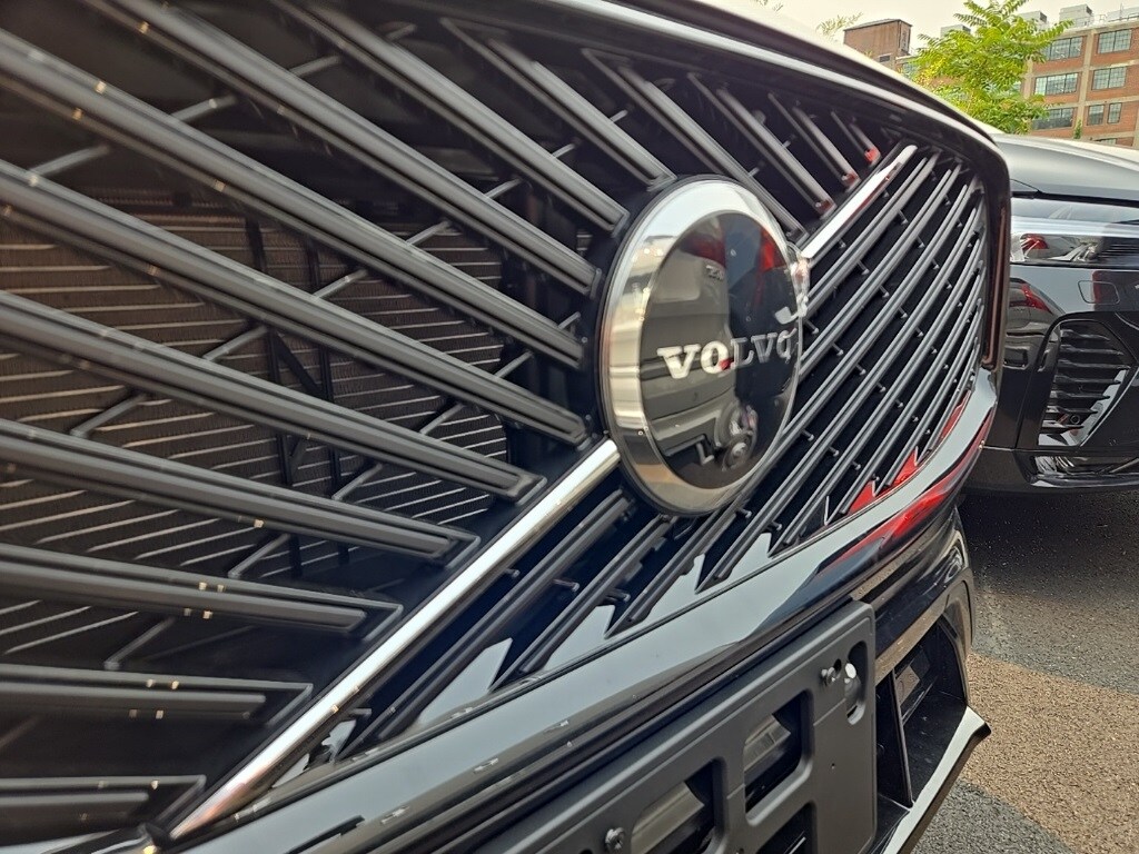 2026 Volvo XC60 B5 photo 2