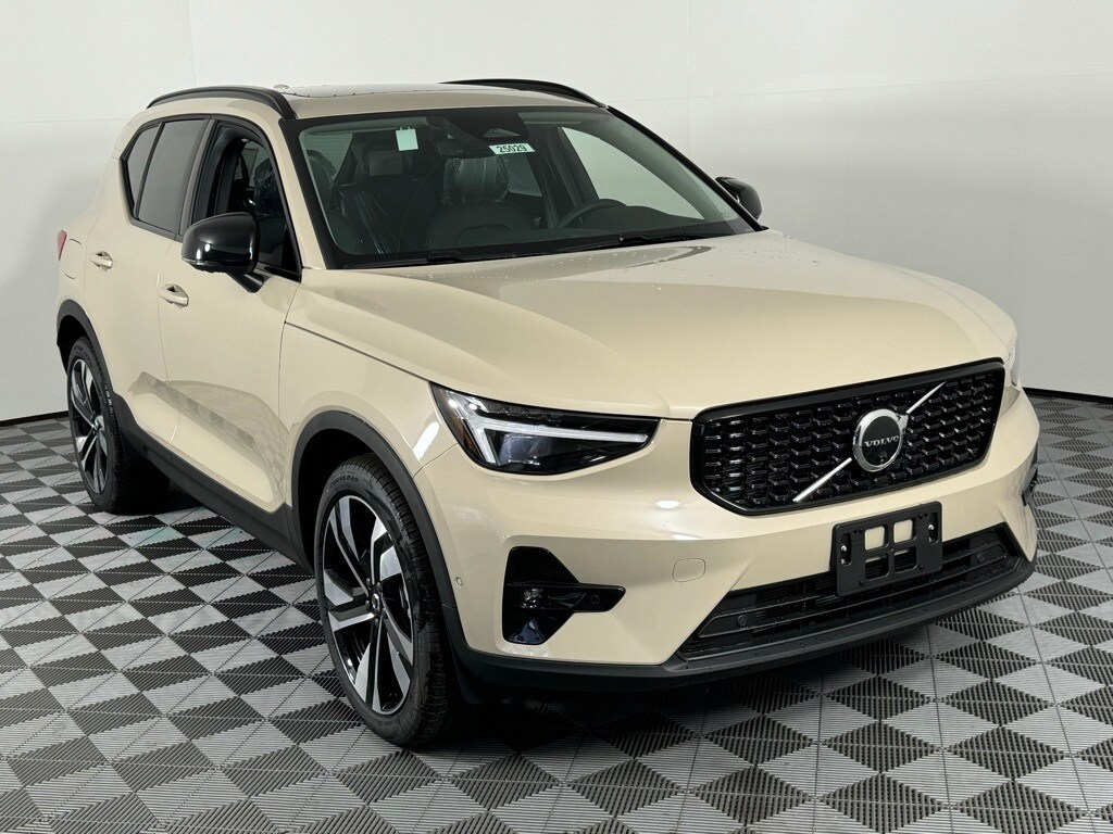 2025 Volvo XC40 Plus photo 2