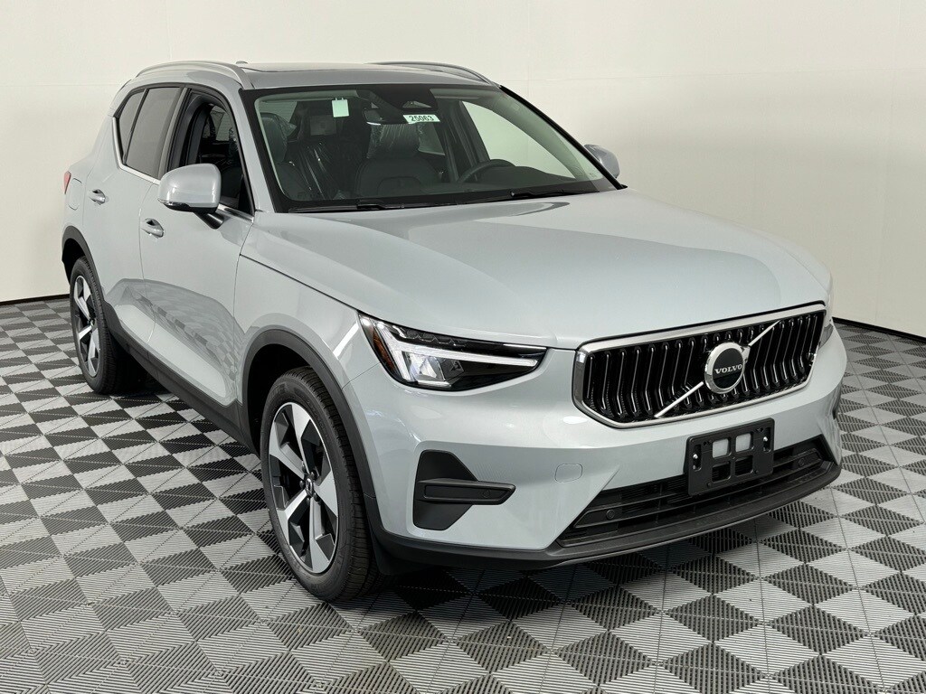 2025 Volvo XC40 Core photo 2