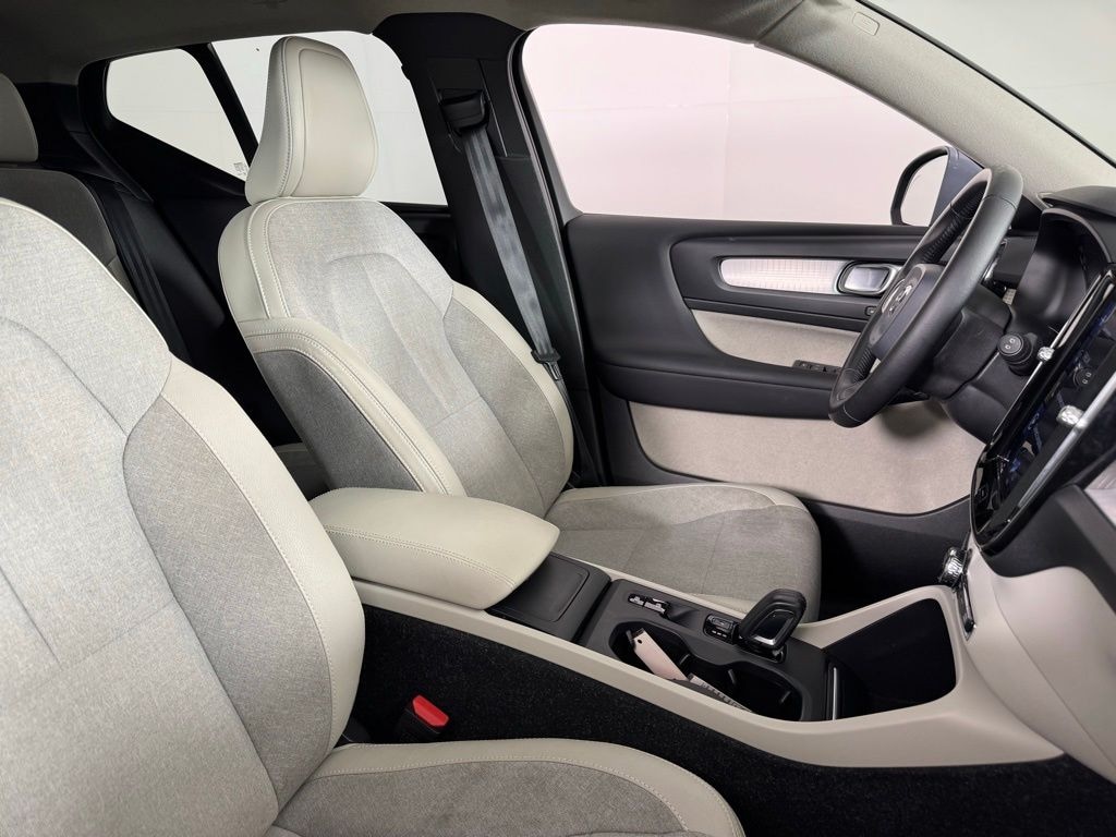 Used 2020 Volvo XC40 Momentum SUV