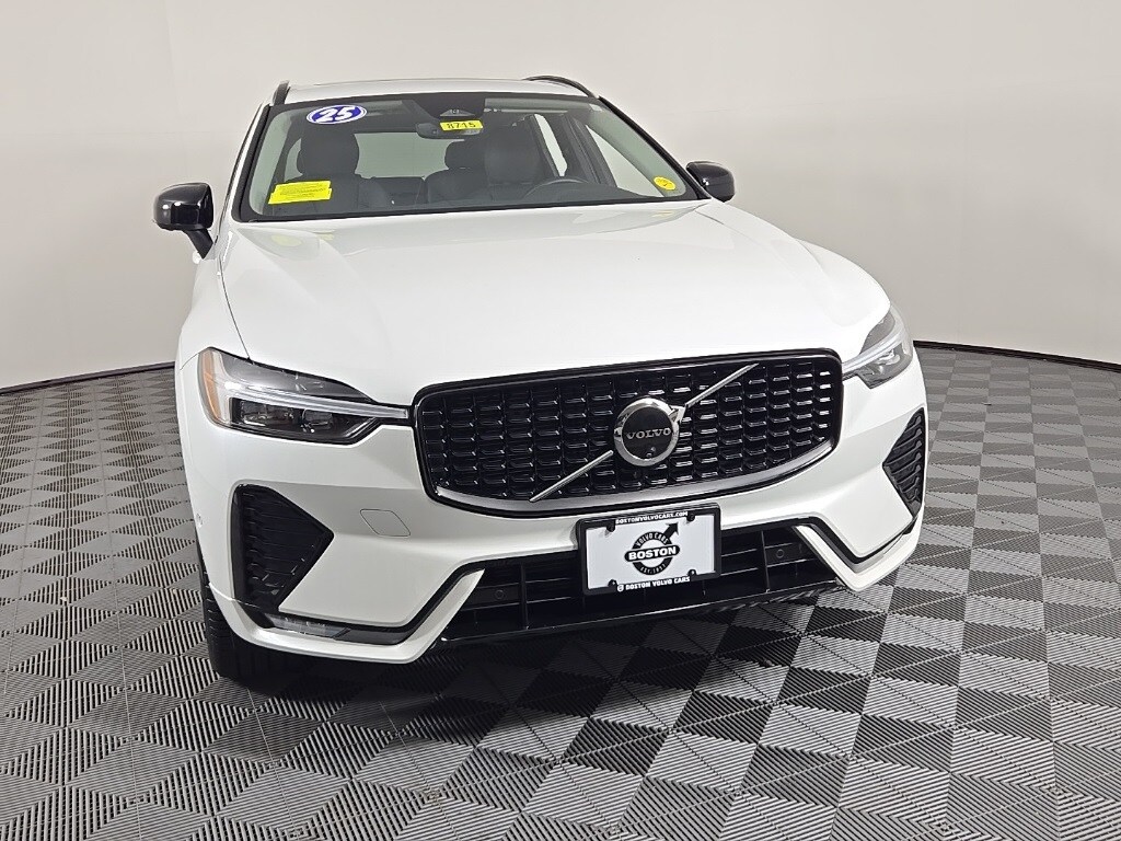 2025 Volvo XC60 B5 Plus photo 3