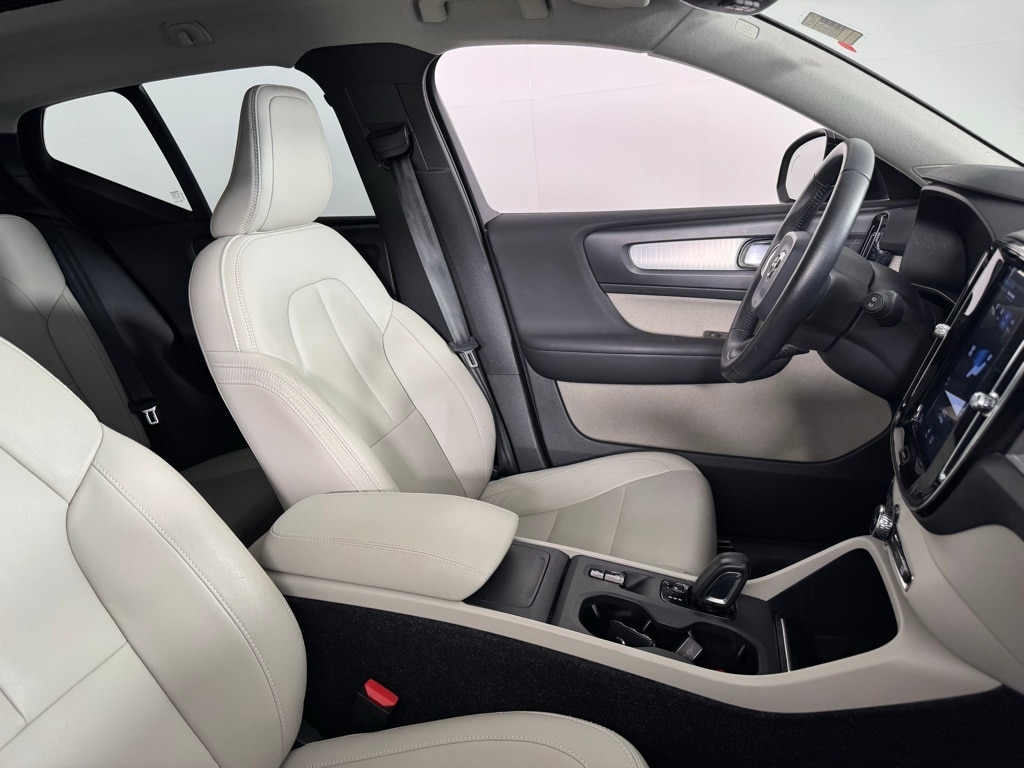 Used 2020 Volvo XC40 Momentum with VIN YV4162UK7L2303843 for sale in Boston, MA