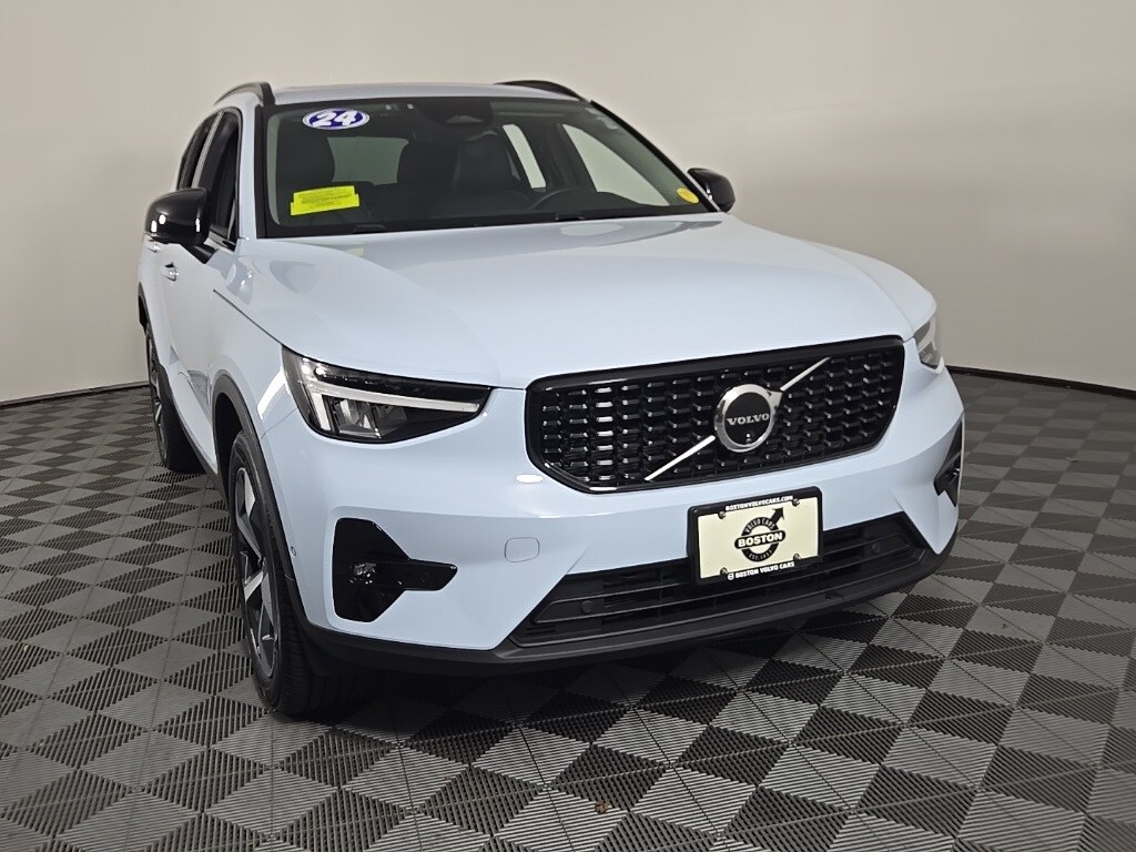 2024 Volvo XC40 Plus photo 2