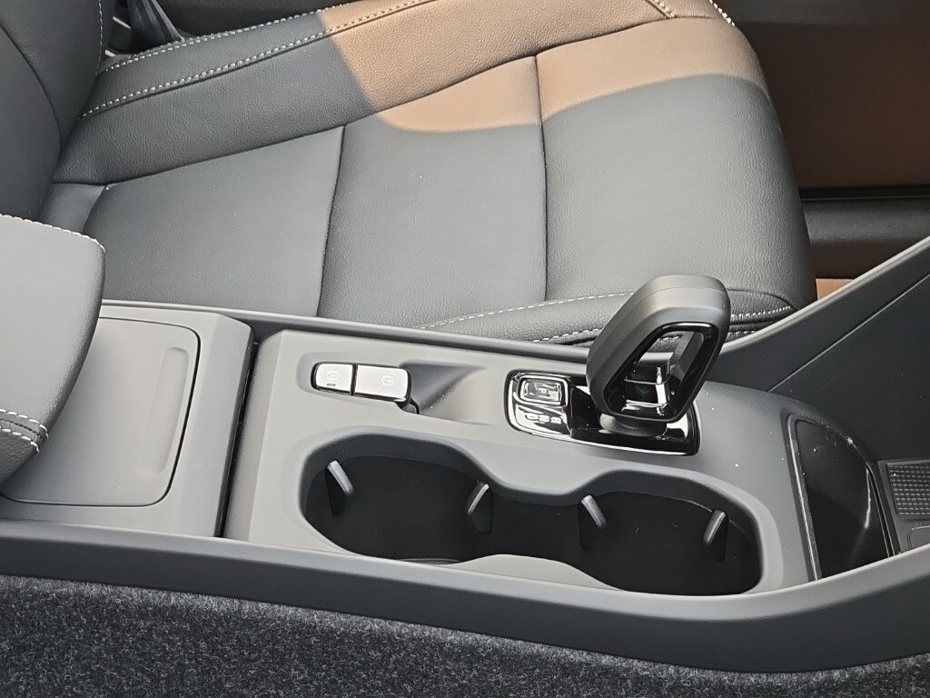2026 Volvo XC40 Core photo 4