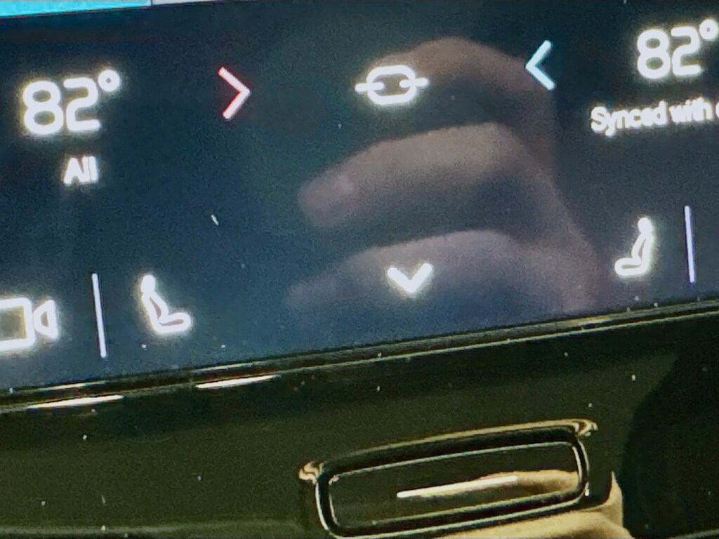 Used 2025 Volvo XC40 B5 Core Bright AWD w/Navigation,Heated Seats,PanoRoof SUV