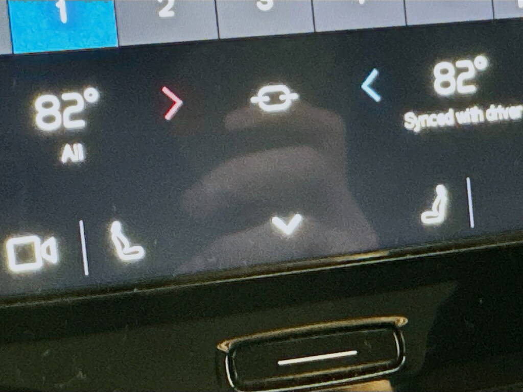 Used 2025 Volvo XC40 B5 Core Bright AWD w/Navigation,Heated Seats,Pano Roof SUV