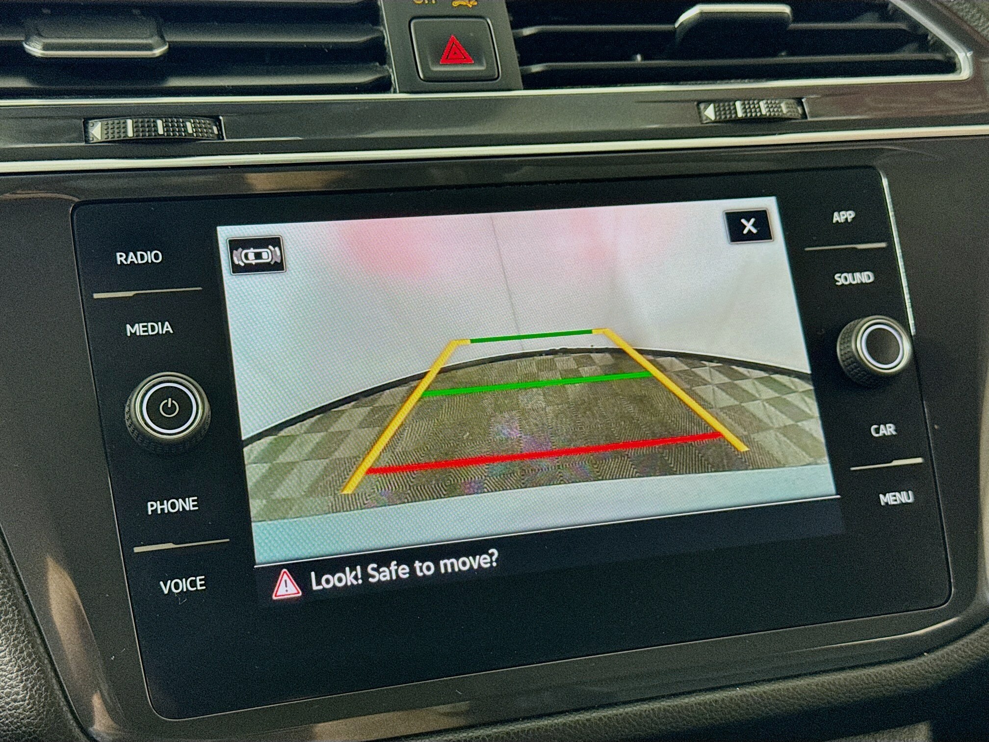 2022 Volkswagen Tiguan SE photo 2