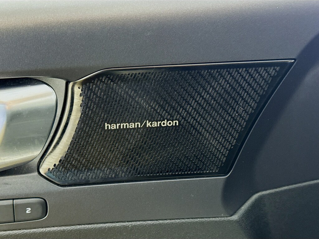 Used 2021 Volvo XC40 T5 R-Design AWD w/Navigation,Heated Seats,PanoRoof SUV