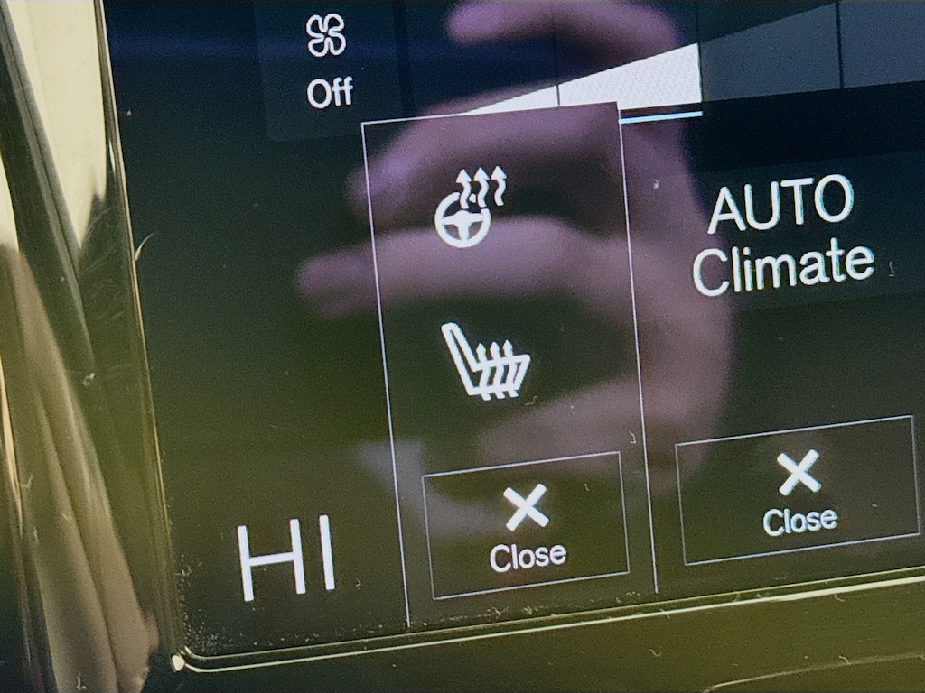 Used 2021 Volvo XC60 T5 Momentum AWD w/Navigation,Leather,Pano Roof SUV