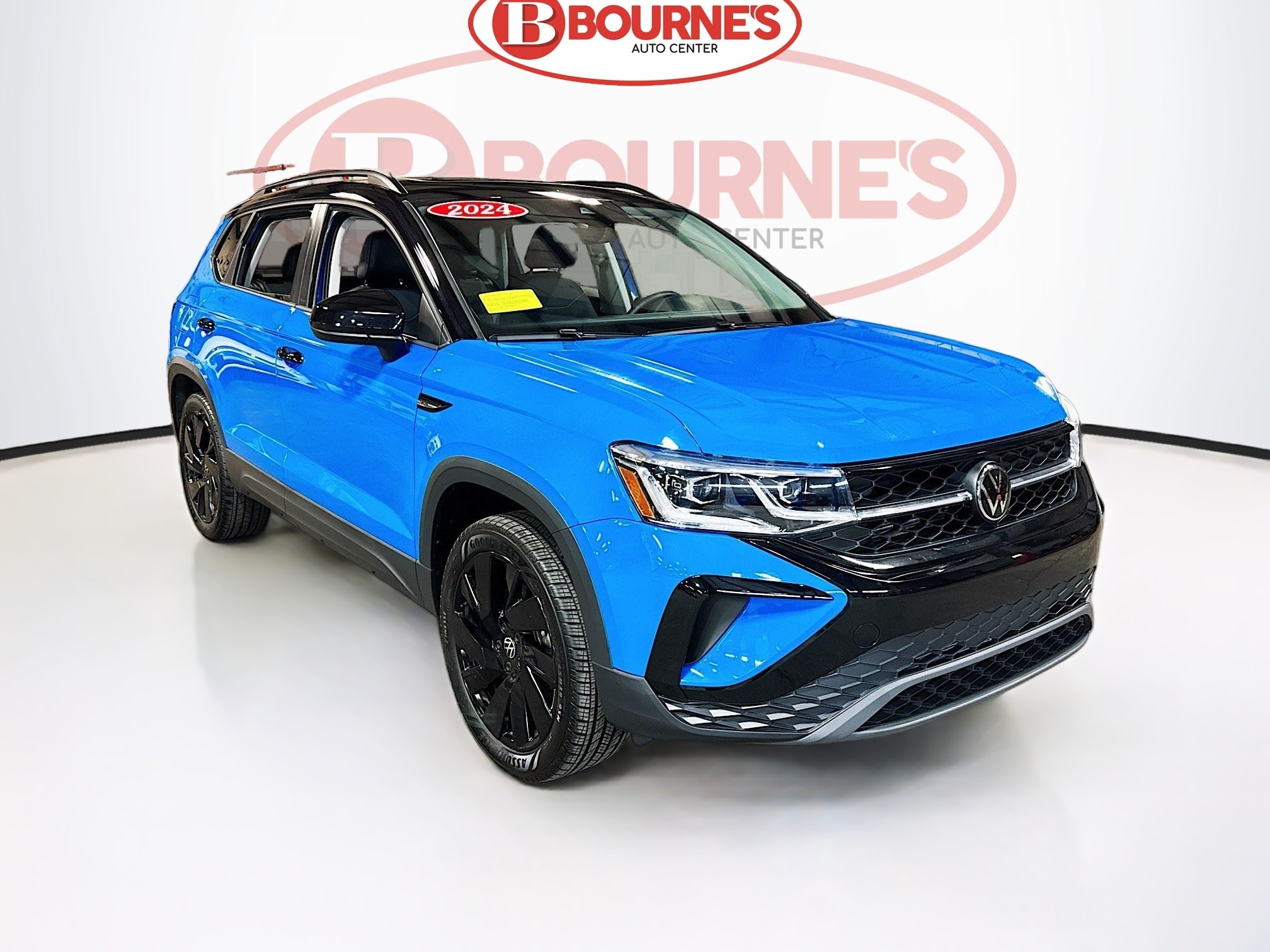 2024 Volkswagen Taos SE Black's photo