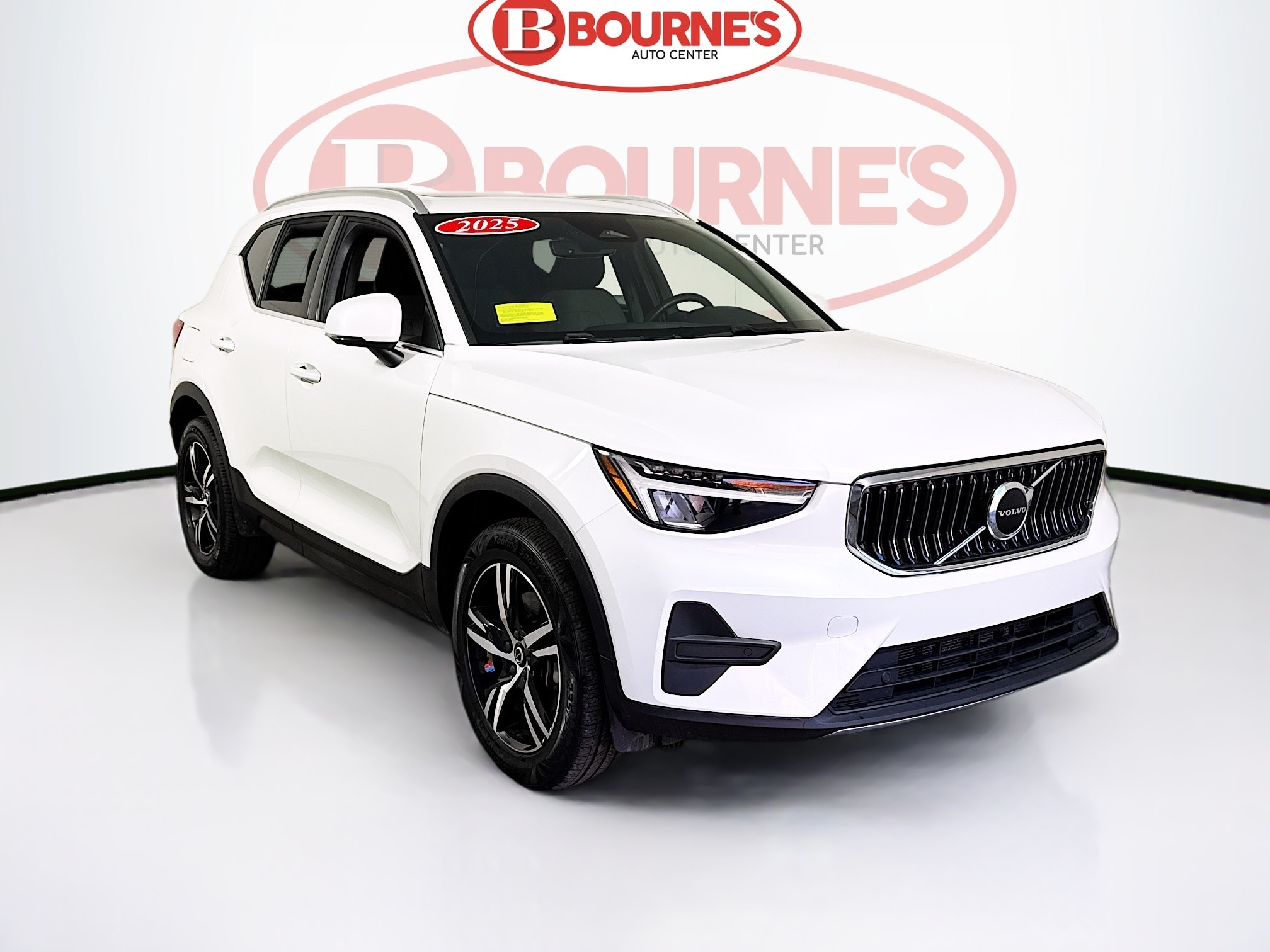 2025 Volvo XC40 Core's photo
