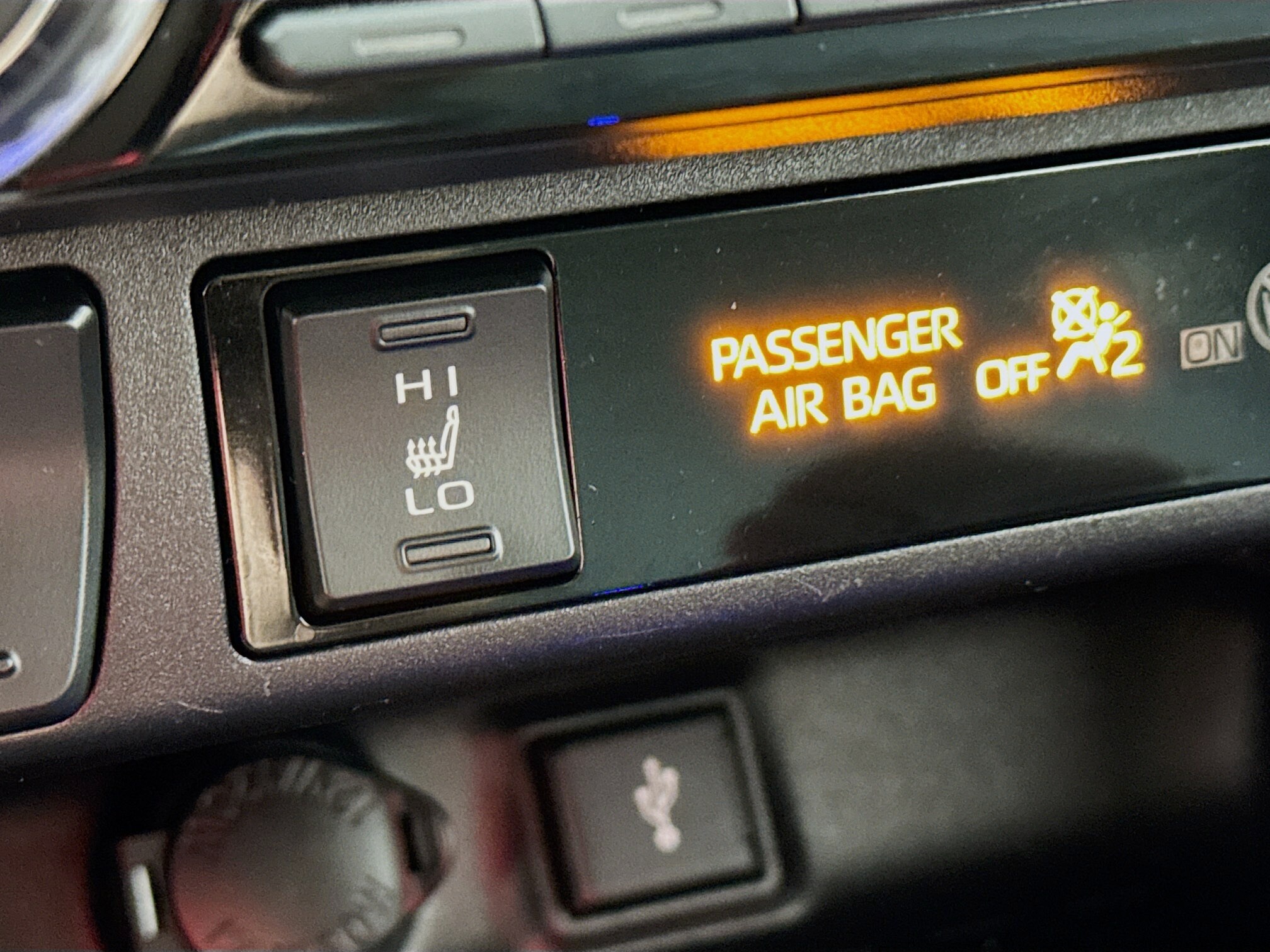 2020 Toyota RAV4 Hybrid XLE photo 3