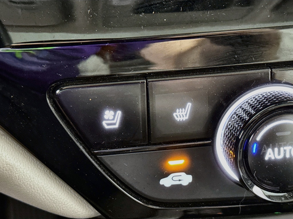 Used 2023 Honda Accord Hybrid Touring w/Navigation,Leather,Sunroof Sedan
