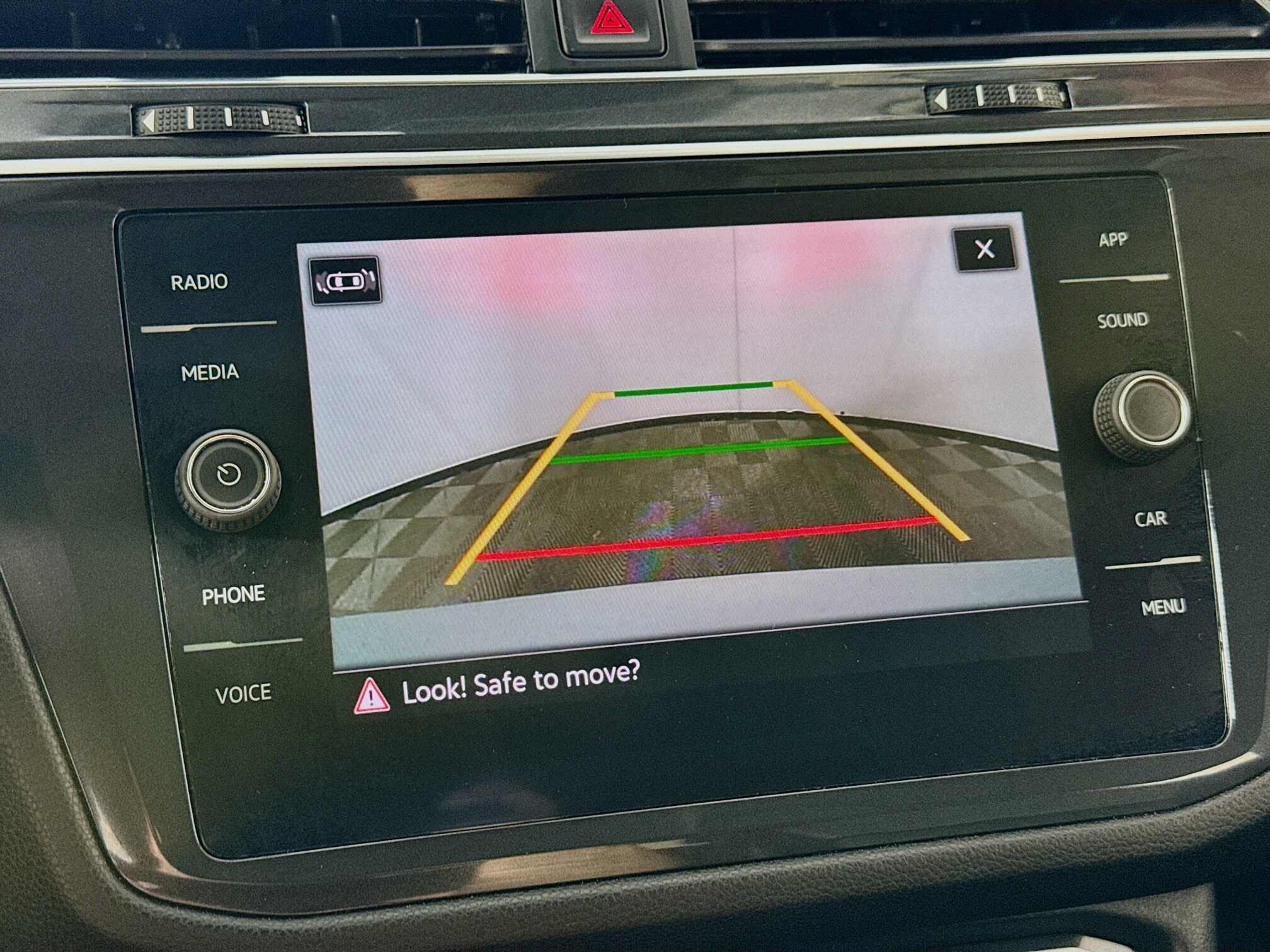 2022 Volkswagen Tiguan SE photo 2
