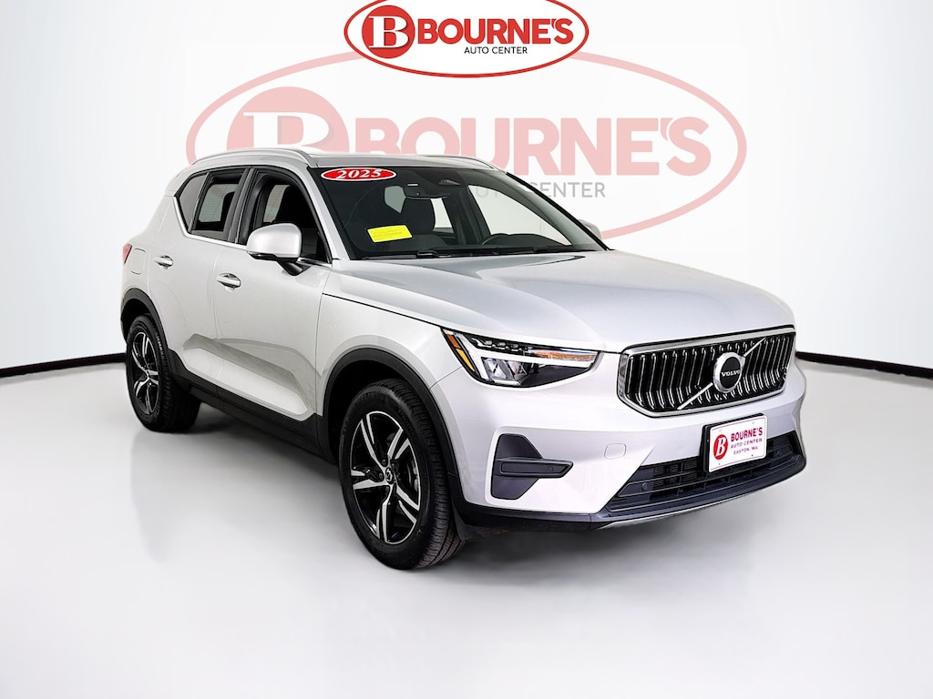 Used 2025 Volvo XC40 B5 Core Bright AWD w/Navi,Heated Seats,Pano Roof SUV