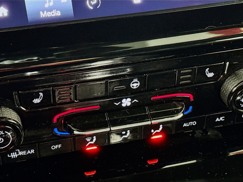 Used 2025 Jeep Grand Cherokee Altitude 4x4 w/Heated Seats & Steering Wheel SUV