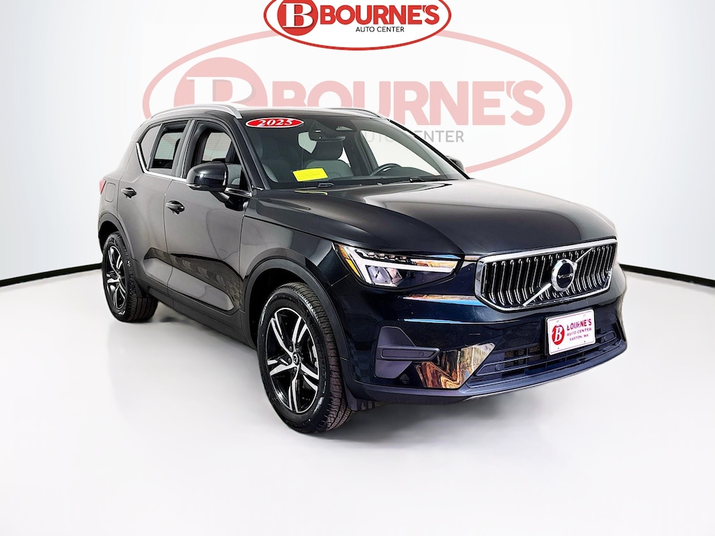 Used 2025 Volvo XC40 B5 Core Bright AWD w/Navigation,Heated Seats,PanoRoof SUV