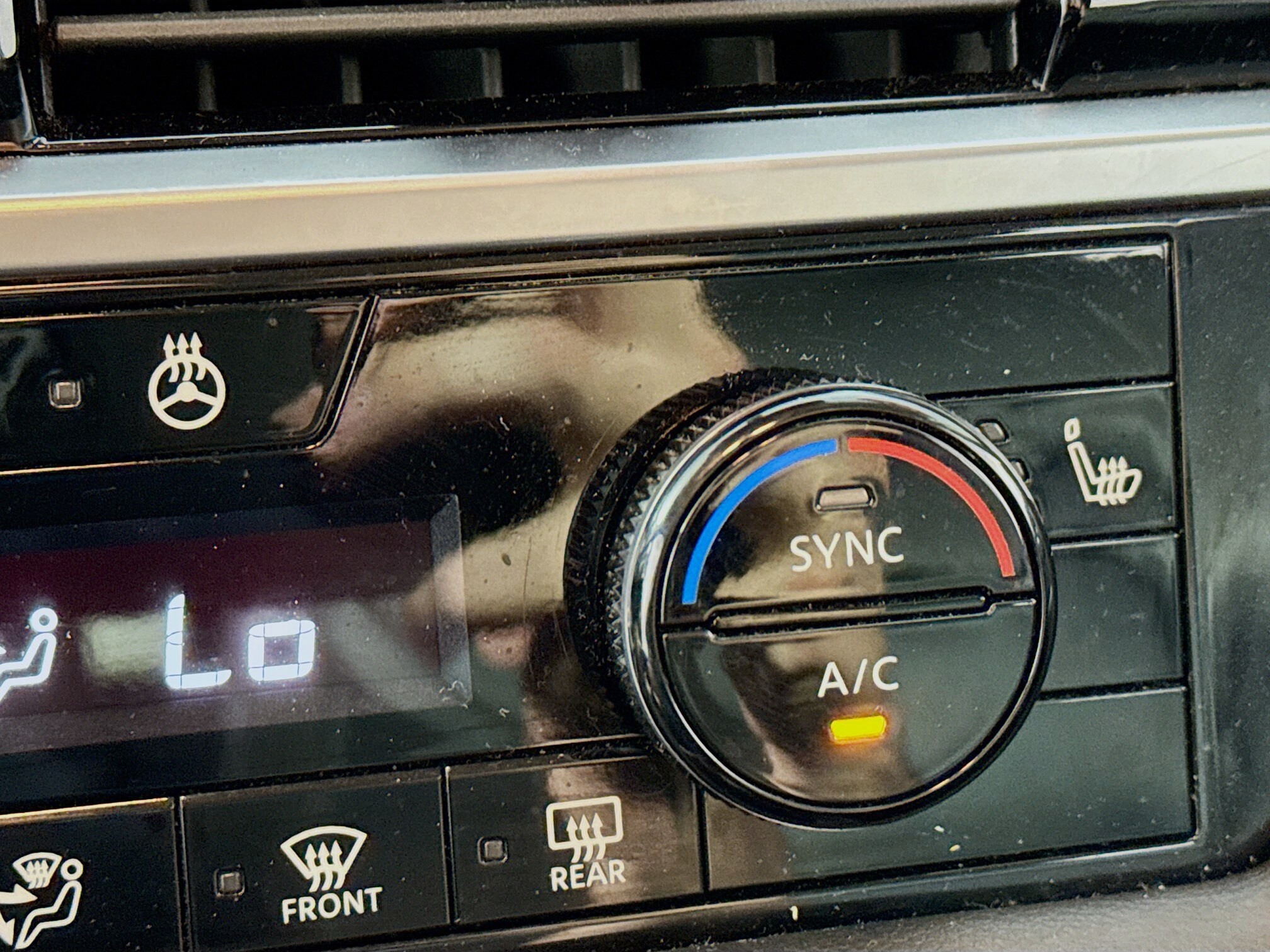 2024 Nissan Pathfinder SL photo 4