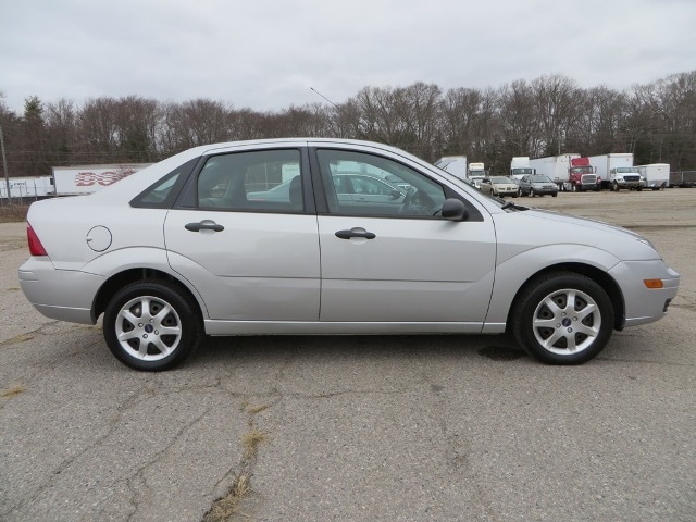 【ヨッシー】 2007 Ford Focus Sedan SE w/ 75,678 Miles | Bourne's Auto Center