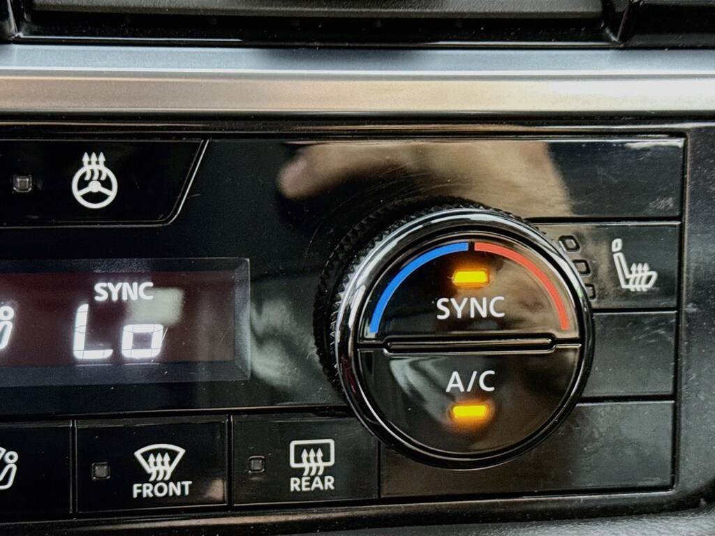 Used 2024 Nissan Pathfinder SL 4WD w/Navigation,Heated Leather SUV