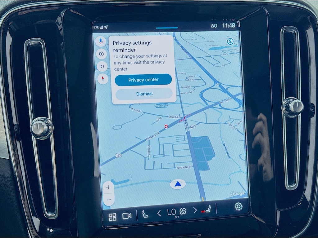 Used 2025 Volvo XC40 B5 Core Bright AWD w/Navi,Heated Seats,Pano Roof SUV