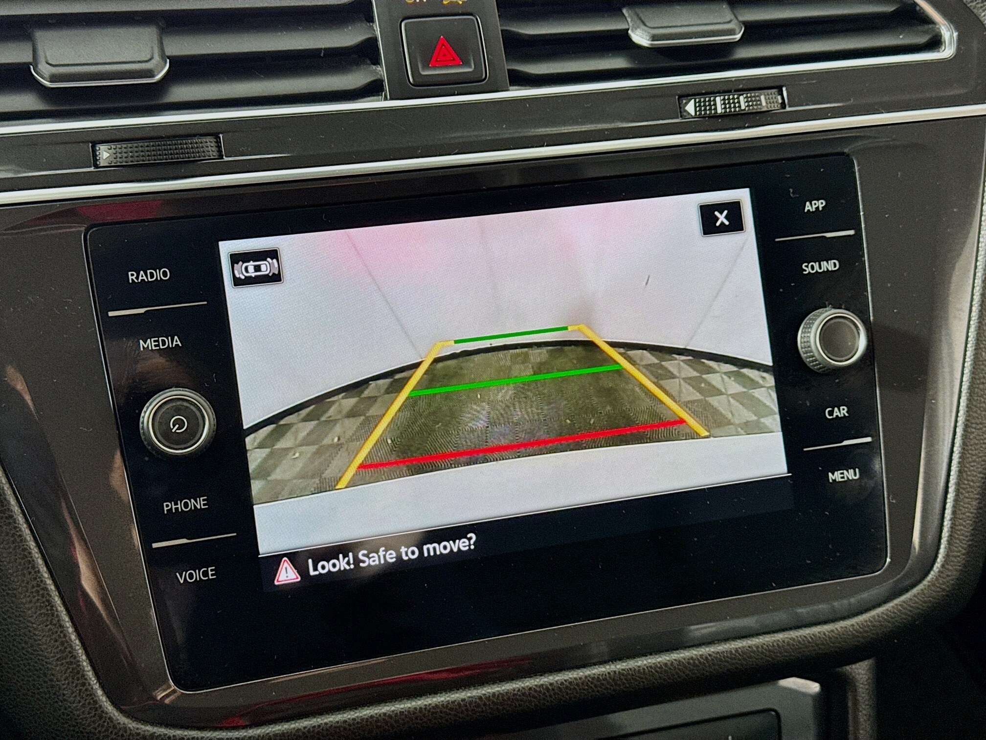 2022 Volkswagen Tiguan SE photo 2