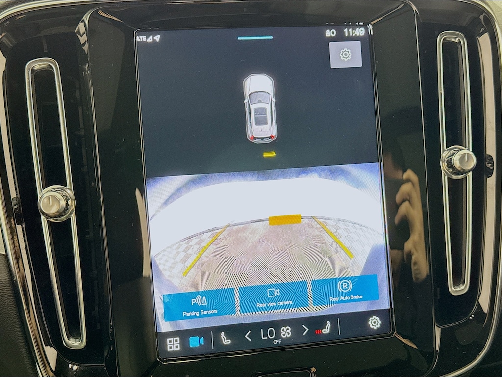 Used 2025 Volvo XC40 B5 Core Bright AWD w/Navi,Heated Seats,Pano Roof SUV