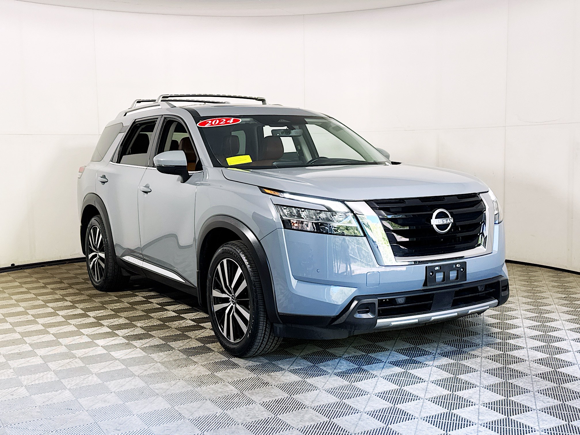 Boulder Gray Pearl 2024 Nissan Pathfinder Platinum 4WD SUV / Crossover All-Wheel Drive Automatic