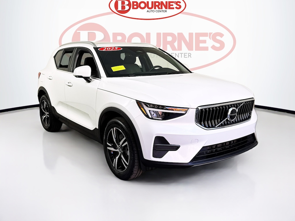 Used 2025 Volvo XC40 B5 Core Bright AWD w/Navi,Heated Seats,Pano Roof SUV