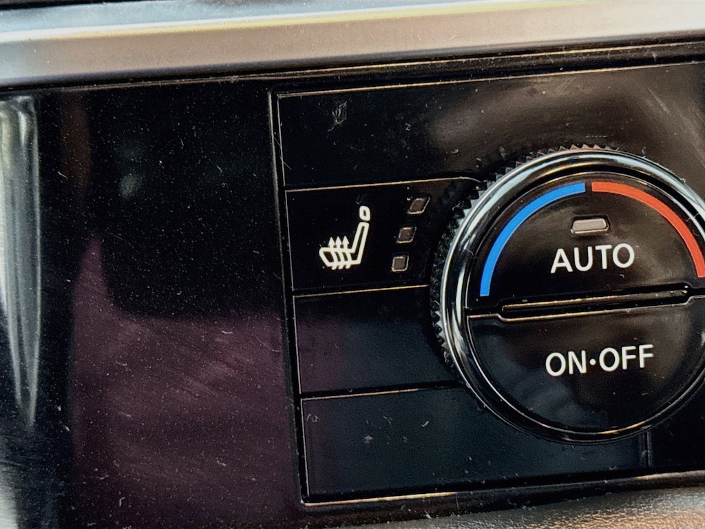 Used 2024 Nissan Pathfinder SV 4WD w/Heated Seats,Android & Apple Carplay SUV