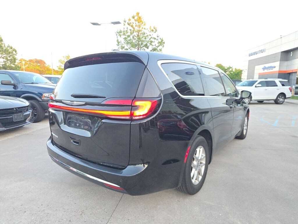 Used 2023 Chrysler Pacifica Touring L Van Passenger Van