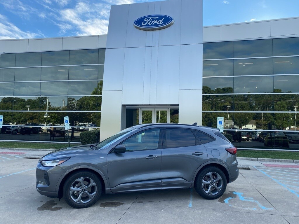 2023 Ford Escape ST-Line photo 2