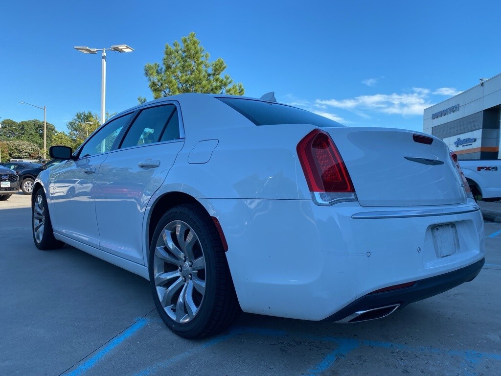 2021 Chrysler 300 Touring L photo 4