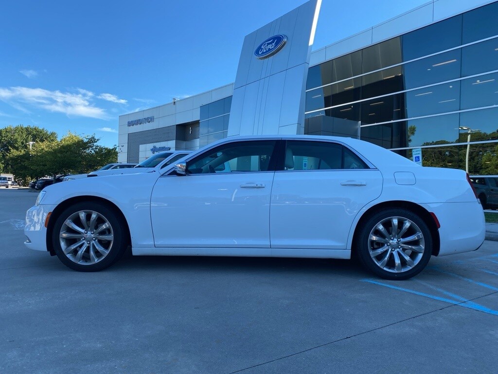 2021 Chrysler 300 Touring L photo 3