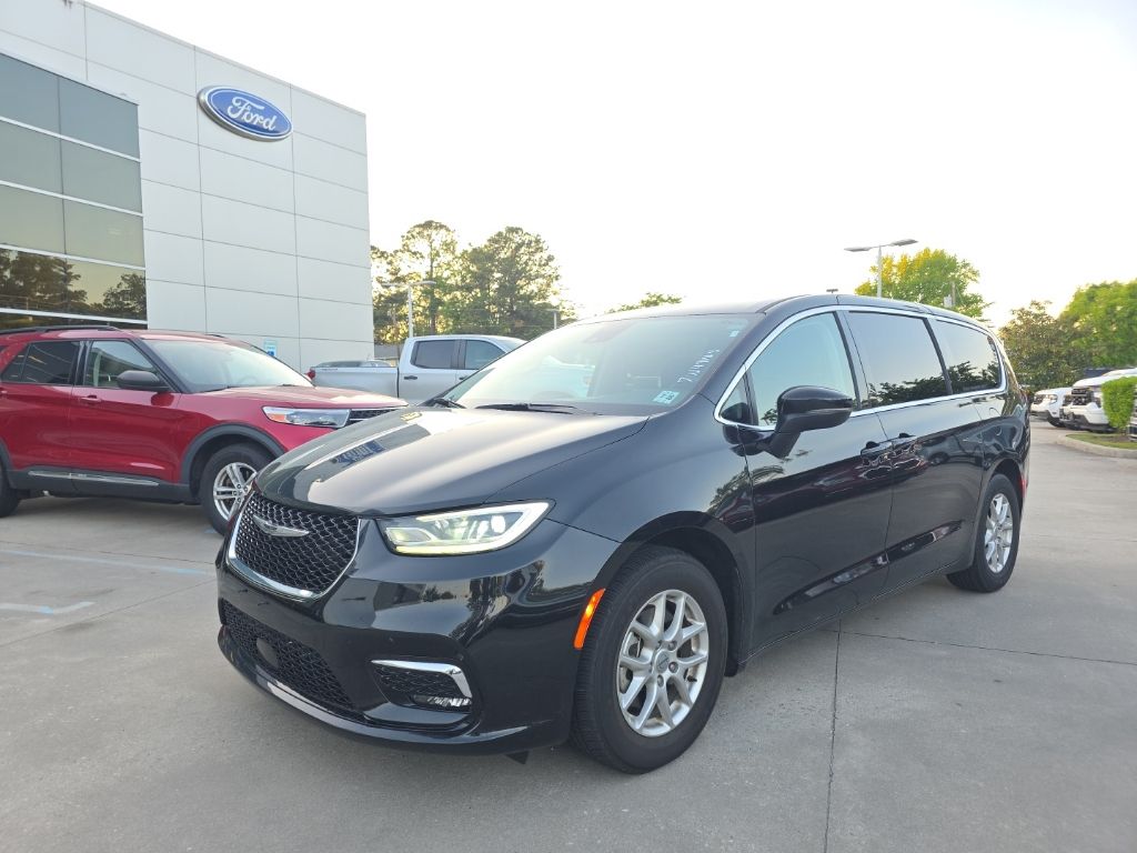 2023 Chrysler Pacifica Touring L's photo